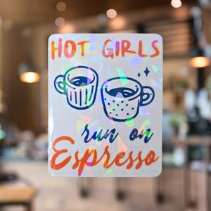 Hot Girls Run sur Espresso - Autocollant, autocollant en vinyle holographique pour les amateurs de café, esthétique Café-Core, cadeau confortable pour les accros au latte