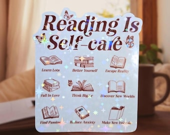 Puede incluir: Una pegatina holográfica con el texto Reading Is Self-care y detalles de mariposas. Debajo hay nueve ilustraciones de libros con las frases: Learn Lots, Better Yourself, Escape Reality, Fall In Love, Think Bigger, Discover New Worlds, Find Passion, Reduce Anxiety y Make New Friends.