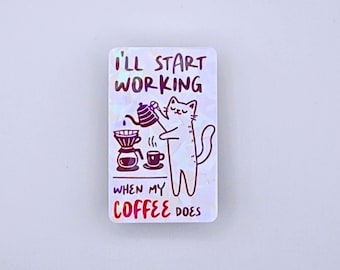 Ik ga aan de slag als mijn koffie het doet Holografische sticker: speelse kat, werkhumor | Grappig cadeau, laptopsticker