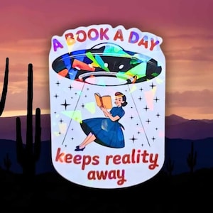 Pegatina para amantes de los libros - Escena de lectura vintage Un libro al día aleja la realidad - Tema OVNI, regalo de lectura, escapada acogedora imagen 1