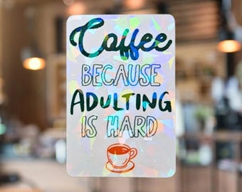 大人になるのは大変だからコーヒーを飲もう！ホログラフィックステッカー、燃え尽き症候群ユーモア（オフィス装飾、面白いギフト、カフェイン好き向け）