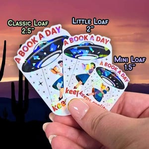 Pegatina para amantes de los libros - Escena de lectura vintage Un libro al día aleja la realidad - Tema OVNI, regalo de lectura, escapada acogedora imagen 5