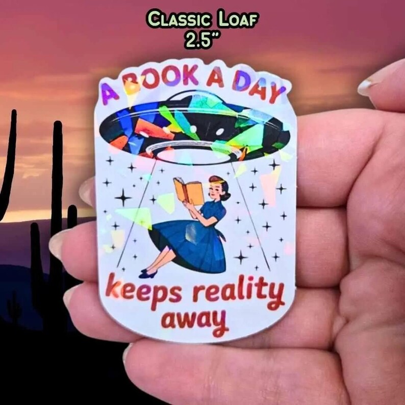 Pegatina para amantes de los libros - Escena de lectura vintage Un libro al día aleja la realidad - Tema OVNI, regalo de lectura, escapada acogedora imagen 3