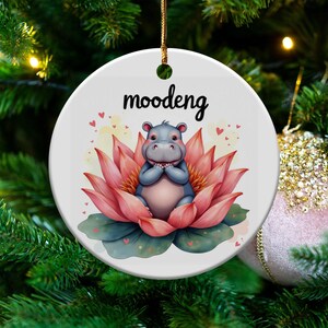 Adorable décoration de Moo-Deng, le célèbre bébé hippopotame pygmée Moo Deng, décoration de bébé hippopotame Moo Deng sur lotus, cadeau adorable bébé pygmée hippopotame