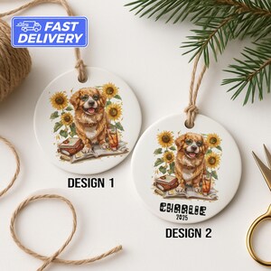 Può includere: Due ornamenti rotondi in ceramica bianca con un'illustrazione di un cane. Il design 1 ha il testo "DESIGN 1". Il design 2 ha il testo "CHARLIE 2025" e "DESIGN 2". Ogni ornamento presenta un cane con girasoli, libri e una bevanda.