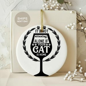 Zabawna ozdoba dla miłośnika kotów, Kot pijący samotnie, Ceramiczna ozdoba w kształcie łapki zwierzęcia, Prezent dla miłośnika wina, Prezent dla szalonej kociary, Dekoracja z sarkastycznym kotkiem