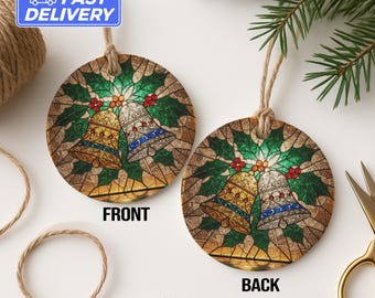 Puede incluir: Adorno navideño redondo con diseño de vidriera que muestra dos campanas y hojas de acebo. Las campanas son doradas y plateadas con detalles azules y rojos. Tiene una cuerda de yute para colgar. La palabra "FRONT" está impresa.