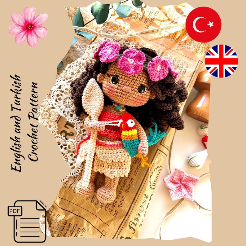 Puede incluir: Una mu&ntilde;eca de ganchillo hecha a mano con cabello casta&ntilde;o oscuro, vestida con un atuendo rojo y beige, y una corona de flores rosas. La mu&ntilde;eca sostiene una cuchara de madera y un loro colorido. El texto "English and Turkish Crochet Pattern" est&aacute; incluido.