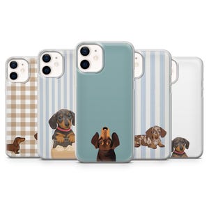 Könnte beinhalten: Eine Sammlung von Handyhüllen mit Illustrationen von Dackel-Hunden. Die Hüllen zeigen verschiedene Designs, darunter ein braun-weißes Karomuster, blau-weiße Streifen und einfarbiges Teal. Jede Hülle zeigt eine andere Dackel-Pose.