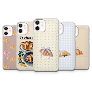 Può includere: Cinque custodie per telefono con disegni di croissant. Le custodie presentano vari motivi, tra cui pois, quadretti vichy e illustrazioni di croissant. Una custodia ha la scritta "Croissa". Le custodie sono in tonalità di rosa, beige e blu.
