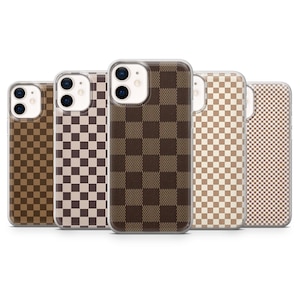 Può includere: Cinque custodie per telefono con un motivo a scacchi marrone e beige. Le custodie sono progettate per uno smartphone, con ritagli per la fotocamera e i pulsanti. Diverse tonalità di marrone.