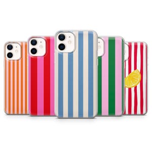 Puede incluir: Una colección de fundas de teléfono coloridas con patrones de rayas verticales. Las fundas presentan rayas en naranja, rosa, rojo, azul, verde y blanco. Una funda tiene un gráfico de rodaja de limón. Las fundas están diseñadas para un teléfono inteligente.