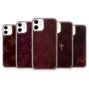 Könnte beinhalten: Fünf weinrote Handyhüllen mit verschiedenen Designs: Glitzersterne, Blumenmuster, ein strukturiertes Blumendesign, ein Kreuz und ein Marmoreffekt. Jede Hülle hat einen transparenten Rand.