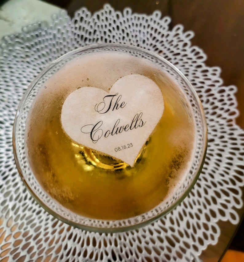 Peut inclure: Un verre de bi&egrave;re avec un gla&ccedil;on en forme de c&oelig;ur sur lequel est inscrit "The Colwells 08.18.23".