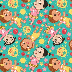 Pu&ograve; includere: Uno sfondo turchese con un motivo ripetuto di una bambina di cartone animato con capelli castani e occhi marroni. La bambina indossa un vestito rosa e pantaloni gialli. Lo sfondo include anche soli gialli, fragole rosse e fiori rosa. Il testo "Be the Sun Shine" &egrave; ripetuto in tutto il motivo.