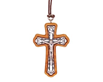 Collier pendentif crucifix évasé en métal fait main Nazareth Fair Trade avec cadre en bois d'olivier