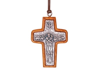 Nazareth Fair Trade Pendentif croix en métal « Étreinte du berger » du pape François fait main avec cadre en bois d'olivier