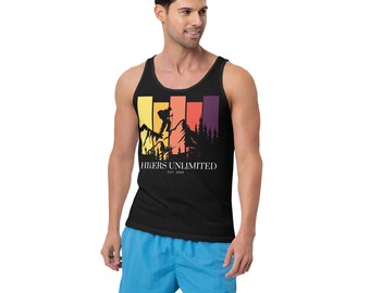 Puede incluir: Camiseta de tirantes negra con un gráfico retro de un excursionista frente a montañas con un esquema de colores de puesta de sol. El texto "Hikers Unlimited Est. 2022" está impreso debajo del gráfico.