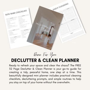 K&ouml;nnte beinhalten: Drei wei&szlig;e Papierplaner mit schwarzem Text. Der zentrale Planer tr&auml;gt den Titel "DECLUTTER & CLEAN Planner" mit einem Foto eines Flurs. Die anderen beiden enthalten Checklisten und einen t&auml;glichen Reinigungsplan.