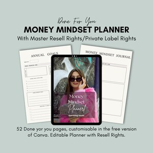 Pode incluir: Um planejador digital com uma capa rosa e branca que mostra uma mulher usando &oacute;culos de sol e uma jaqueta rosa. O texto da capa diz "Money Mindset Planner" e "Sparkling South". O planejador foi projetado para ajudar as pessoas a alcan&ccedil;ar seus objetivos financeiros.