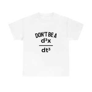Könnte beinhalten: Weißes T-Shirt mit schwarzem Text, der "DON'T BE A d³x / dt³" lautet.