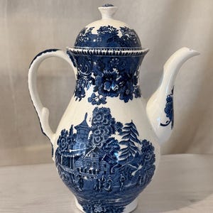 Tetera/cafetera vintage Enoch Wedgwood Tunstall Avon Cottage, blanca y azul, con escenas inglesas, artículo de colección, decoración de cocina inglesa, regalo de cumpleaños o Navidad.