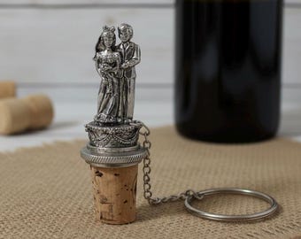 Tappo per bottiglia di vino vintage Sixtrees in peltro con anello per il collo, ideale per una coppia di sposi. Oggetto da collezione per bar e cucina, perfetto come regalo di compleanno o di Natale, per lei e per lui.
