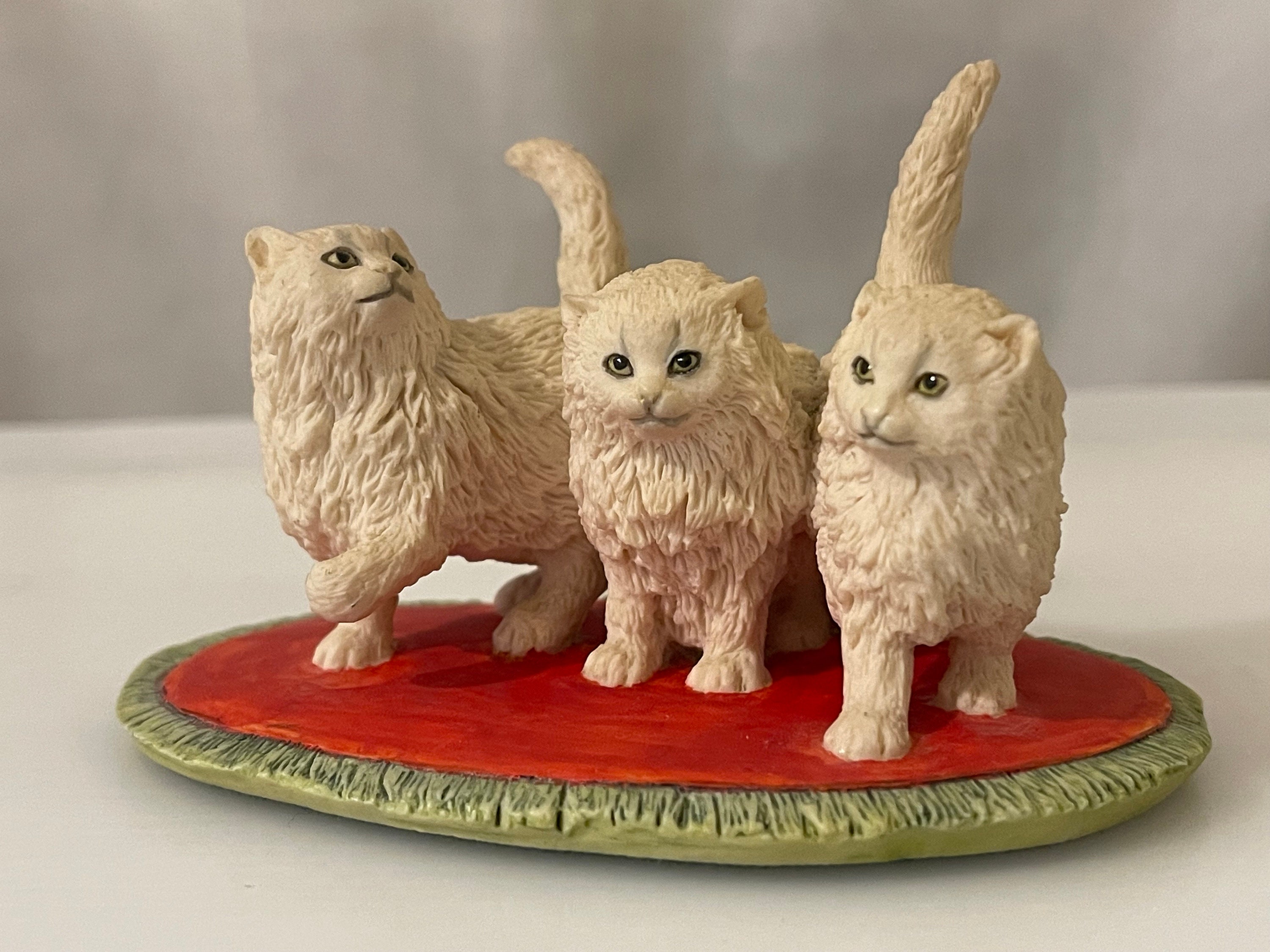 座っている白いねことじょうろ ピーターラビット ボーダーファインアーツ 置物 座っている白いねことじょうろ ピーターラビット ボーダーファイン