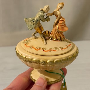 Vintage Fontanini Snuisterijdoosje Depose Italy 83 Met deksel met koloniale dame en man sieraden ringdoos gegoten plastic verjaardag kerstcadeau