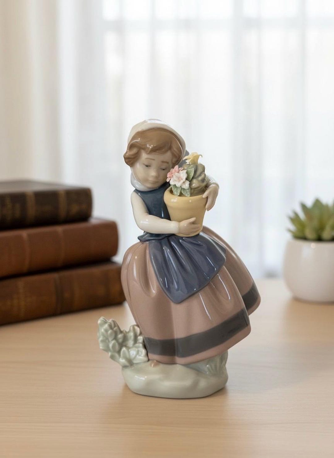 リヤドロ 春が来た 磁器製フィギュア (5223)、植木鉢を持った少女