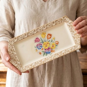 Bandeja vintage H&K Tunstall para sándwiches de pastel / Bandeja dorada con bordado floral inglés antiguo / Porcelana fina, regalo coleccionable de cumpleaños o Navidad para ella.