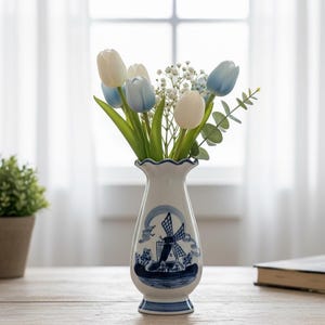 青いハンドペイント花瓶 ヴィンテージのハンドペイント、デルフトブルーの花瓶。風車模様の花柄