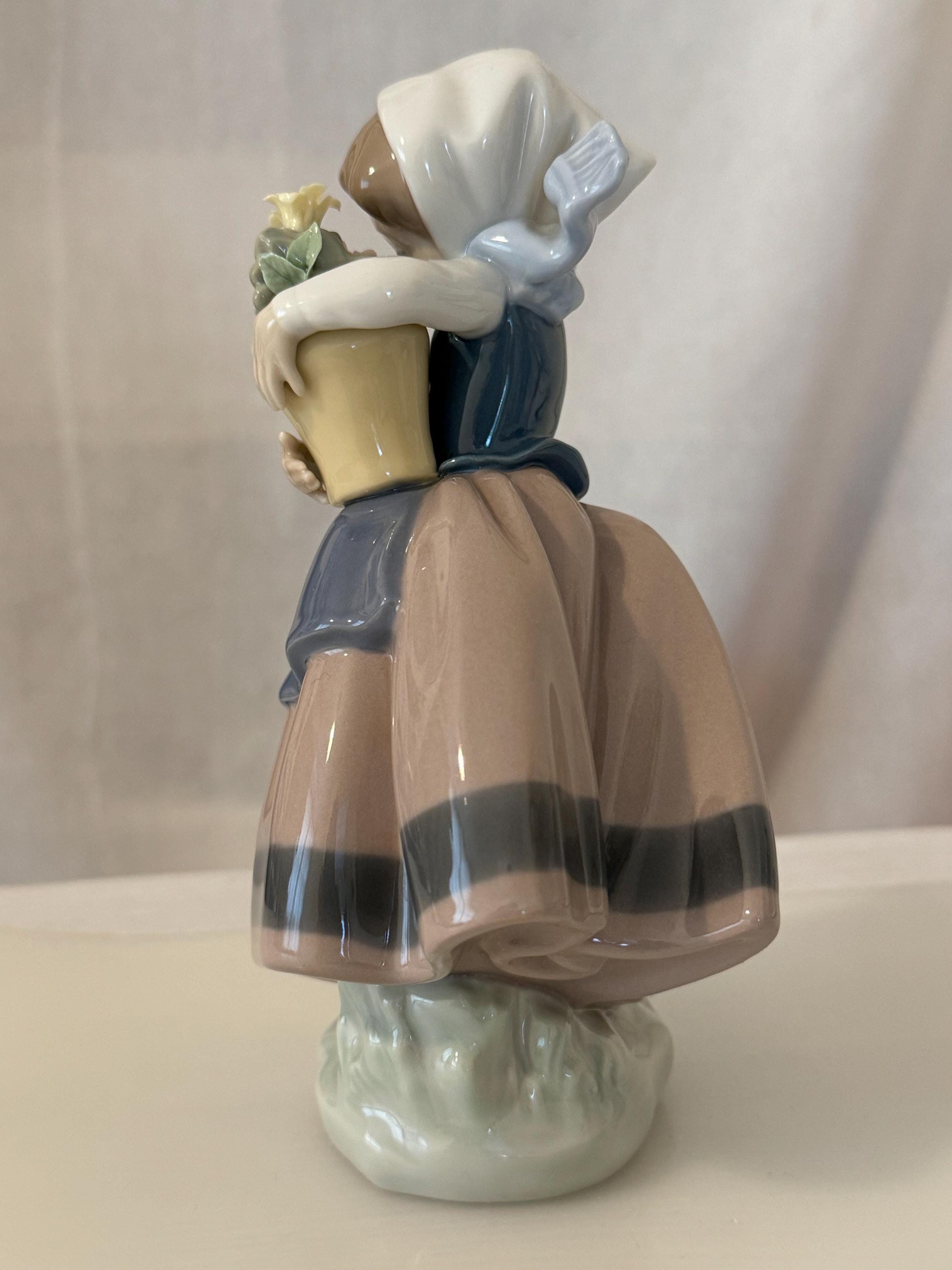 リヤドロ 春が来た 磁器製フィギュア (5223)、植木鉢を持った少女