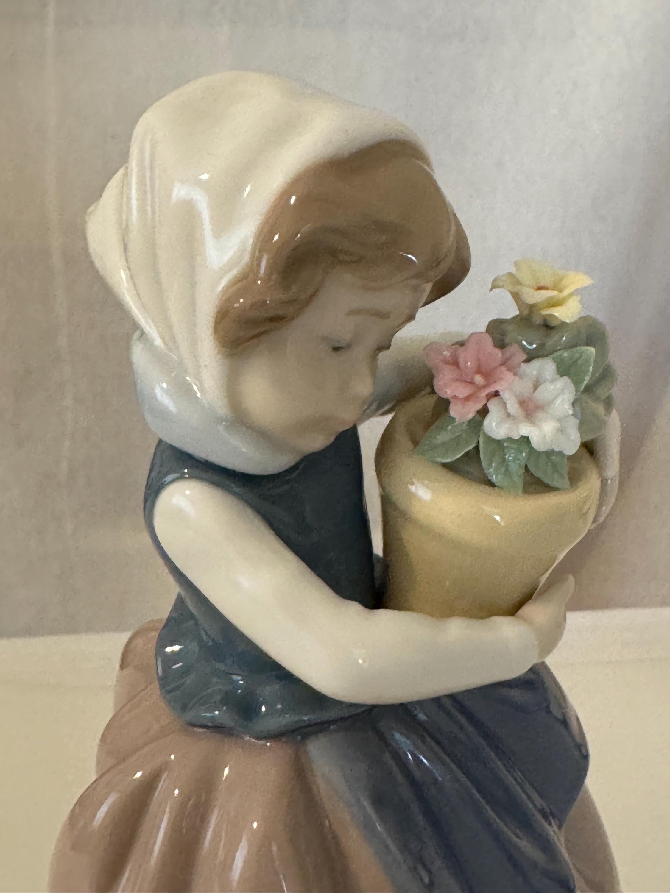リヤドロ　鉢植えをかかえた少女 LLADRO 植木鉢を持つ少女 【公式通販】