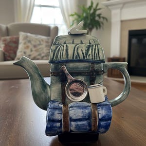 Tetera vintage Richard Parrington con forma de mochila figurativa, pieza de cerámica inglesa de colección.