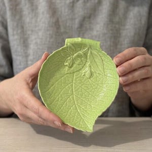 Plato decorativo vintage Carlton Ware Apple Blossom con forma de hoja, ideal como regalo de cumpleaños o Navidad para ella, esposa o madre.