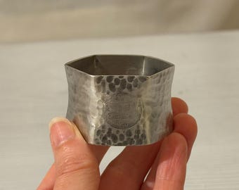 Vintage tinnen zeshoekige art-deco servethouder, tafeldecoratie met gevlekt oppervlak