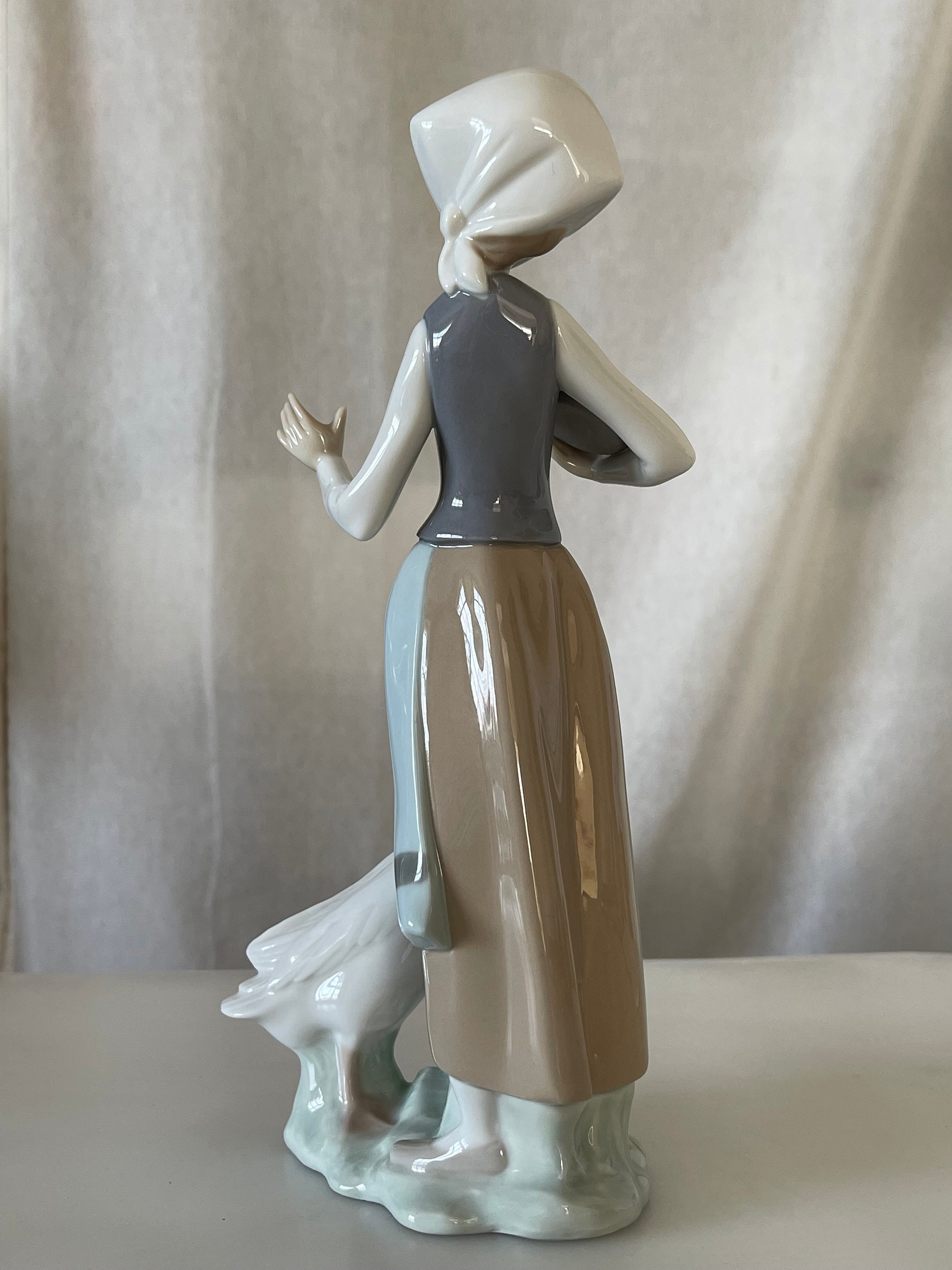Vintage Lladro 1052 Girl Feeding Goose Figurine Porcelain Collectible ...