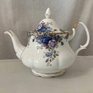 Bule de chá vintage Royal Albert Moonlight Rose, porcelana fina, rosas azuis, decoração floral, Inglaterra, colecionável, presente de aniversário, Natal, para ela, ele, mãe, esposa