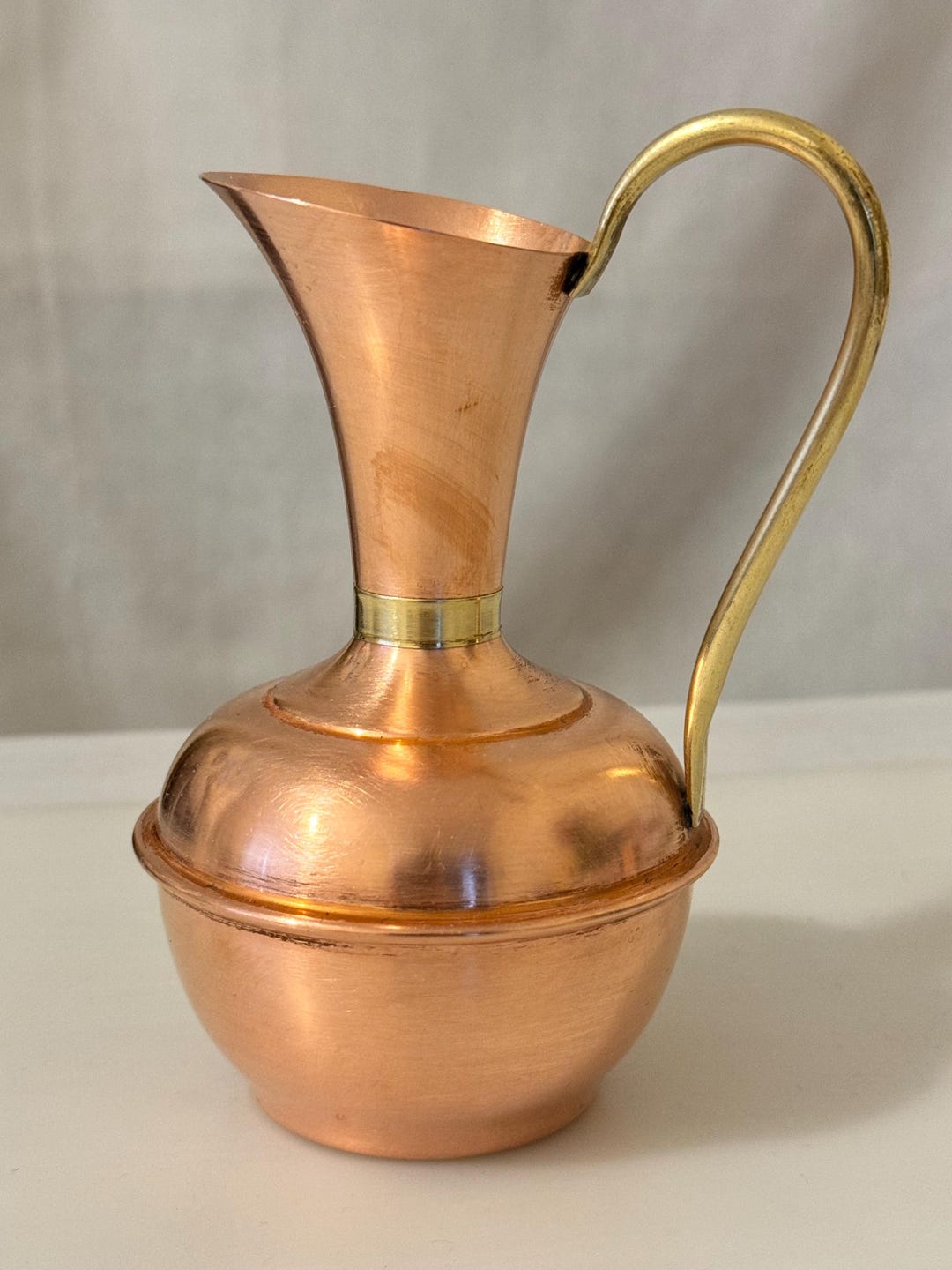 ヴィンテージ銅製小型花瓶、水差し、ピッチャー、真鍮バンドとハンドル
