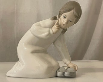 Lladro 4523 Glazed Girl Figurine with Sleepers & Nightgown, Housewarming Décor, Birthday Xmas Gift Her, Wife, Girlfriend, Partner, Mum, Dad