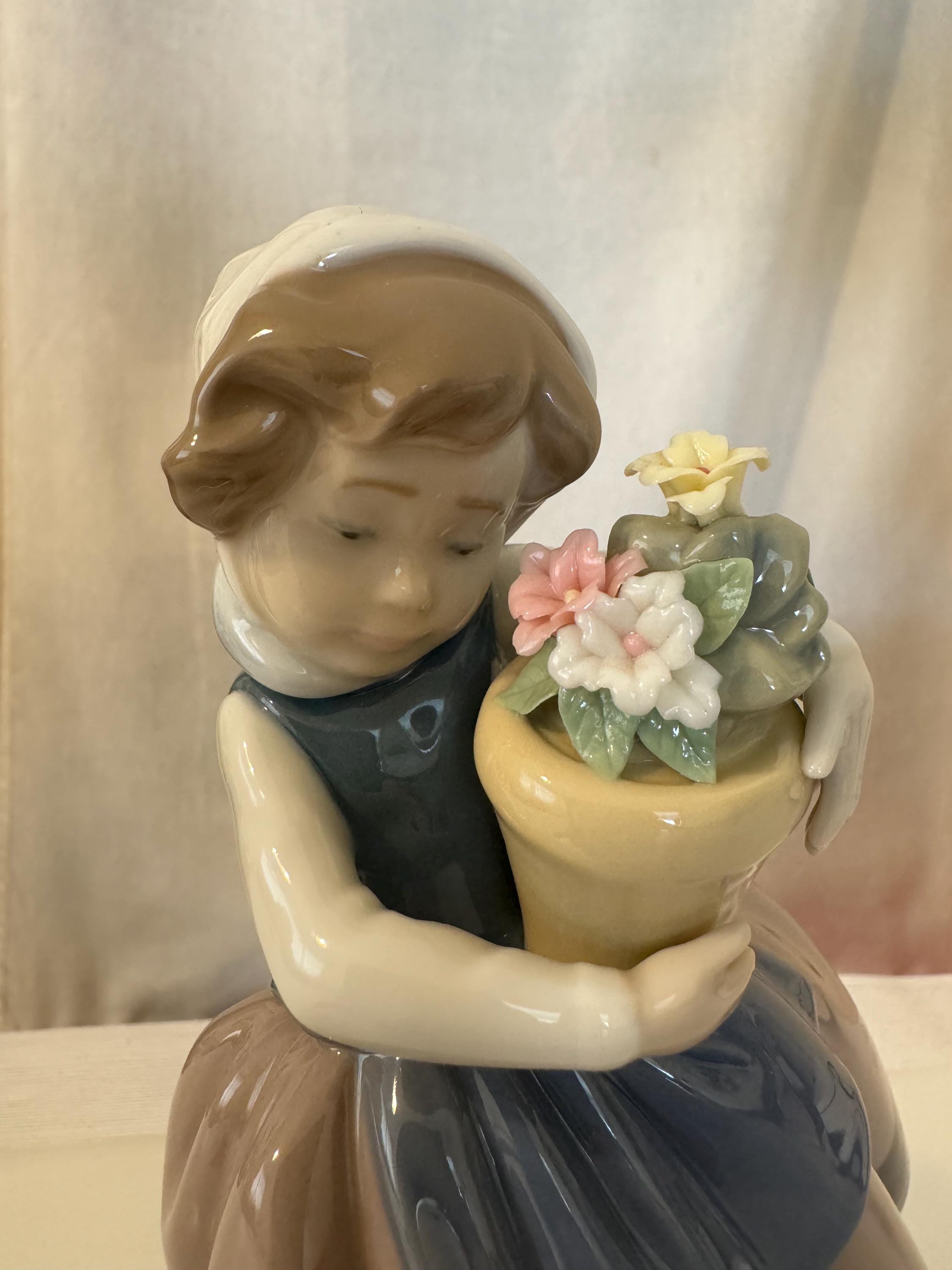 リヤドロ 春が来た 磁器製フィギュア (5223)、植木鉢を持った少女
