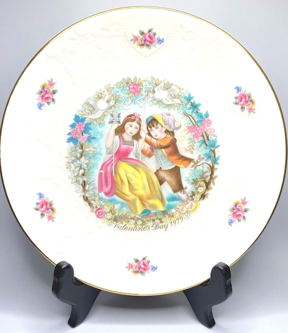 Royal Doulton Valentine Collectible Plate - Bone China - Beautiful Plate for China Cabinet - Couple in Love with Doves 1979