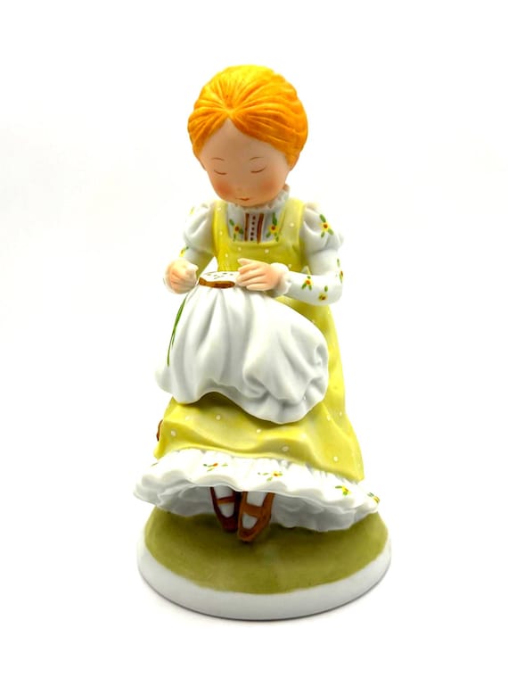 Vintage Holly Hobbie Porcelain Figurine Japan 1974 Sewing Girl Cat