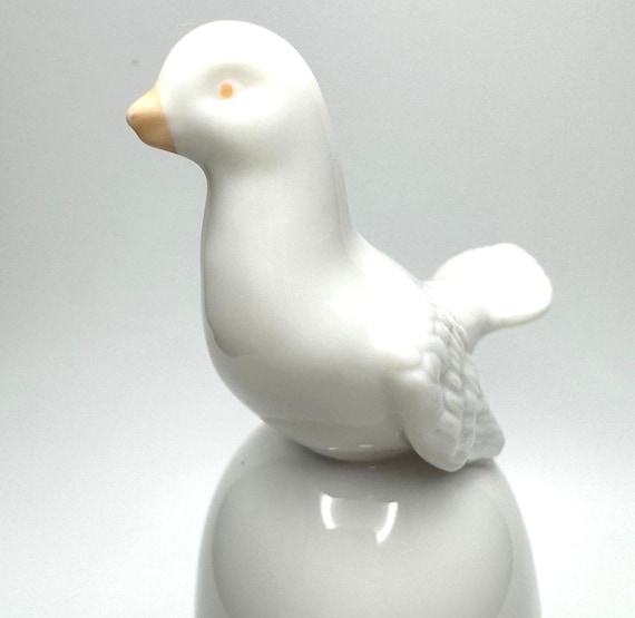 Vintage Avon Dove Bell 1981 - Tapestry Collection Home Decor - White with Peach Accent