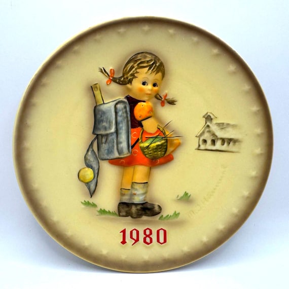 M.J. Hummel 1980 Annual plate - "School Girl" Goebel with box