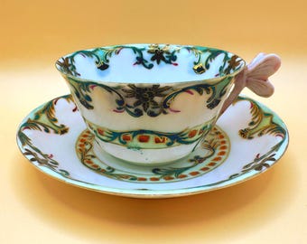 Taza y platillo antiguos de porcelana color blanco hueso, con asa de libélula, estilo Art Nouveau, pintados a mano.