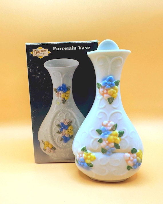 Vintage Treasury of Gifts Porcelain Bud Vase with Spoon & Box 1998