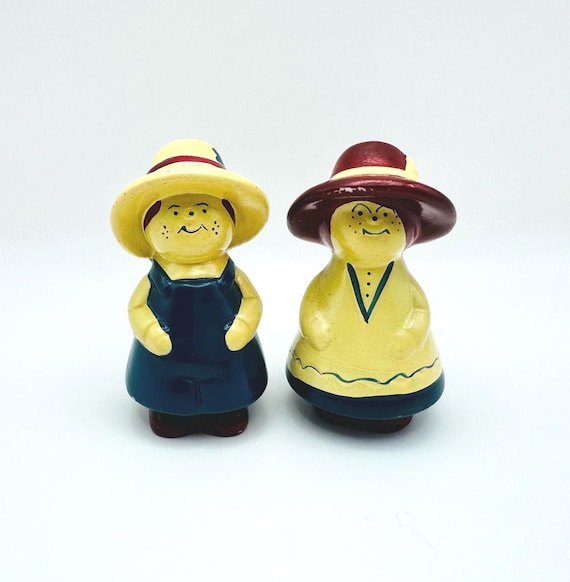 Retro Style Farm couple Salt and Pepper Shakers Set