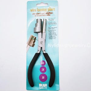 May include: Wire looping pliers on a teal and white card. The pliers are silver with black handles and include three loop sizes: 13 mm, 16 mm, and 20 mm. The card has text in English, French, and Spanish.